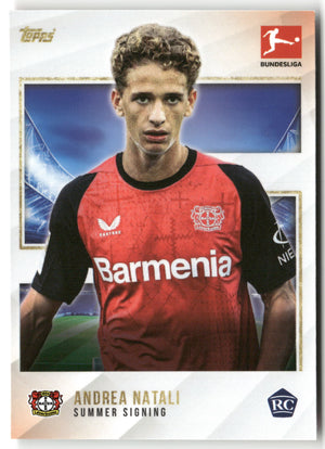 Fußball Andrea Natali 2024-25 Topps Bundesliga Summer Signing Bayer Leverkusen Rookie Card RC Trading Card Original