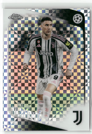 Fußball Dušan Vlahović 2025-26 Topps Chrome UEFA Champions League #175 X-Fractor Juventus Trading Card Original
