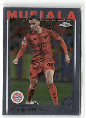 Fußball Jamal Musiala Topps Chrome UEFA Champions League 2024-25 #42 FC Bayern München Trading Card Original