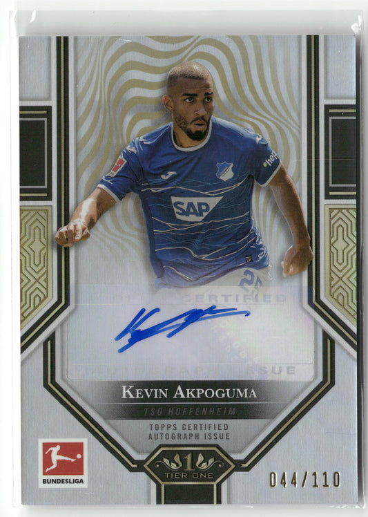 Fußball Kevin Akpoguma 2022-23 Topps Tier One Bundesliga #BMA-KAK Auto /110 TSG Hoffenheim Trading Card Original