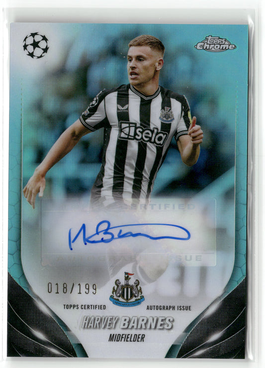 Fußball Harvey Barnes 2023-24 Topps Chrome UEFA Club Competitions #CA-HB Aqua Auto /199 Newcastle United Trading Card Original