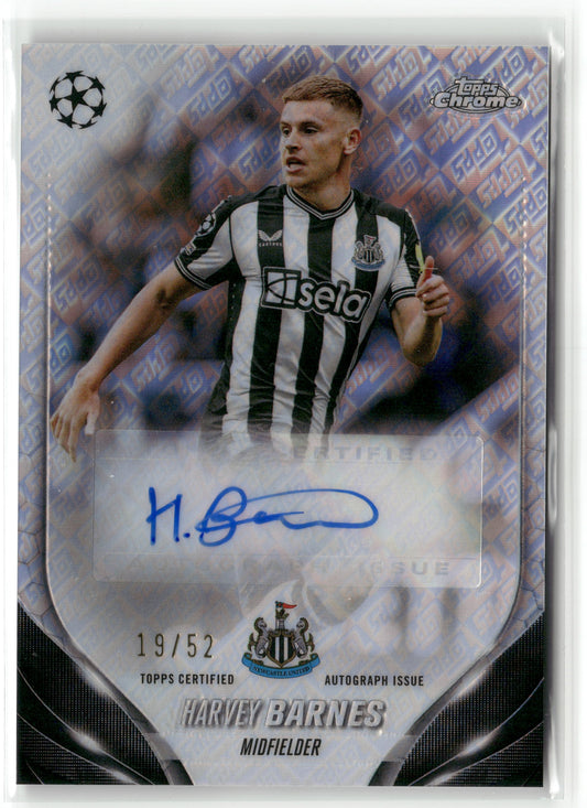 Fußball Harvey Barnes 2023-24 Topps Chrome UEFA Club Competitions #CA-HB Toppsfractor Auto /52 Newcastle United Trading Card Original