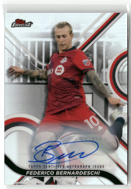 Fußball Federico Bernardeschi 2022 Topps Finest MLS #107 Refractopr Auto /99 Toronto FC Trading Card Original