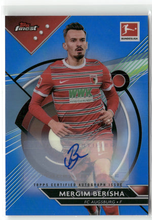 Fußball Mergim Berisha 2022-23 Topps Finest Bundesliga #6 True Blue Auto /65 FC Augsburg Trading Card Original