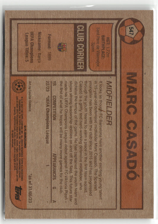 Fußball Marc Casadó 2022-23 Topps UEFA Champions League Living Set #547 FC Barcelona Rookie Card RC Trading Card Original