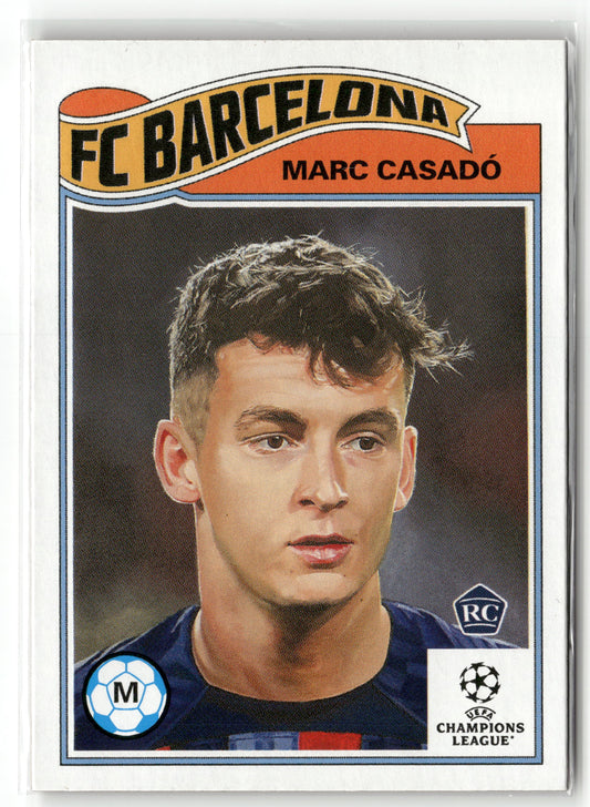 Fußball Marc Casadó 2022-23 Topps UEFA Champions League Living Set #547 FC Barcelona Rookie Card RC Trading Card Original