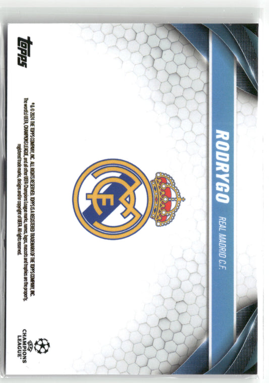 Fußball Rodrygo 2024 Topps UEFA Champions League London 24 Final Blue /49 Real Madrid C.F. Trading Card Original