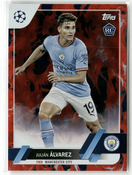 Fußball Julián Álvarez 2022-23 Topps UEFA Champions League #68 Red Inferno Foil Rookie Manchester City Rookie Card RC Trading Card Original