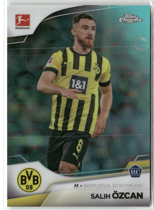 Fußball Salih Özcan 2022-23 Topps Chrome Bundesliga #30 Aque /275 Borussia Dortmund Rookie Card RC Trading Card Original