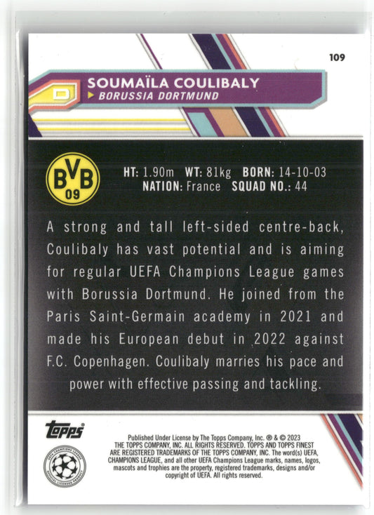 Fußball Soumaïla Coulibaly 2022-23 Topps Finest UEFA Champions League #109 True Blue /150 Borussia Dortmund Rookie Card RC Trading Card Original
