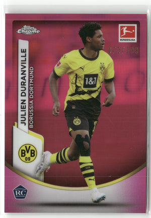 Fußball Julien Duranville 2023-24 Topps Chrome Bundesliga #27 True Pink /300 Borussia Dortmund Rookie Card RC Trading Card Original
