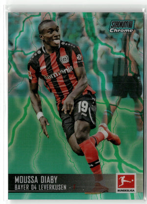 Fußball Moussa Diaby Topps Stadium Club Chrome Bundesliga 2021-22 #67 Green Electric Edge /175 Bayer 04 Leverkusen Trading Card Original