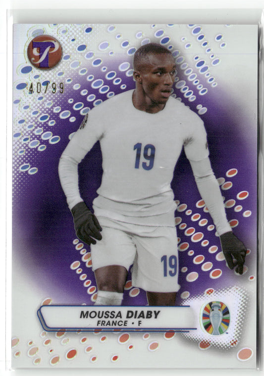 Fußball Moussa Diaby 2023 Topps Pristine Road to UEFA Euro 2024 #58 Purple /99 France Trading Card Original