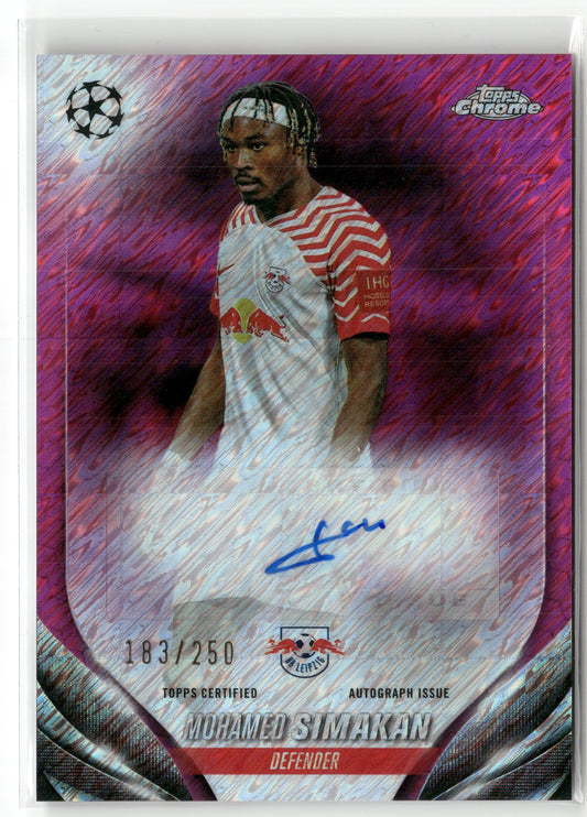 Fußball Mohamed Simakan Topps Chrome UEFA Club Competitions 2023/24 2023-24 #CA-MS Pink Shimmer Refractor Auto /250 RB Leipzig Trading Card Original