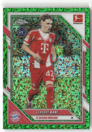 Fußball Lennart Karl Topps Chrome Bundesliga 2025-26 #82 Green Mini Diamond Rookie /99 FC Bayern München Rookie Card RC Trading Card Original