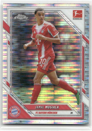 Fußball Jamal Musiala Topps Chrome Bundesliga 2023-24 #81 Pulsar Refractor FC Bayern München Trading Card Original