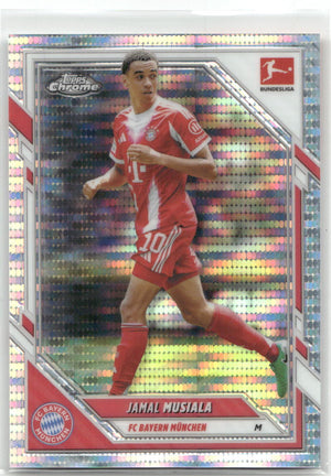 Fußball Jamal Musiala Topps Chrome Bundesliga 2023-24 #81 Pulsar Refractor FC Bayern München Trading Card Original
