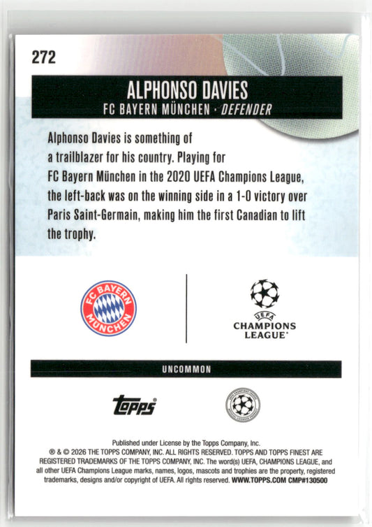 Fußball Alphonso Davies Topps Finest UEFA Champions League 2025-26 #272 Blue Refractor /150 FC Bayern München Trading Card Original