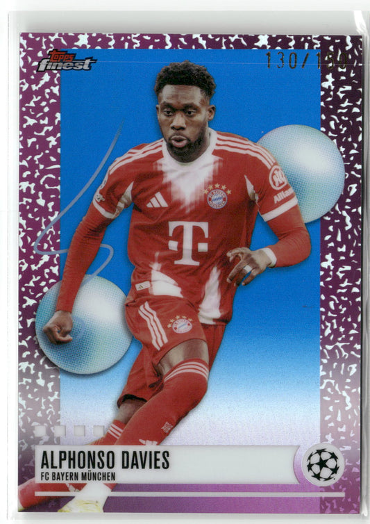 Fußball Alphonso Davies Topps Finest UEFA Champions League 2025-26 #272 Blue Refractor /150 FC Bayern München Trading Card Original