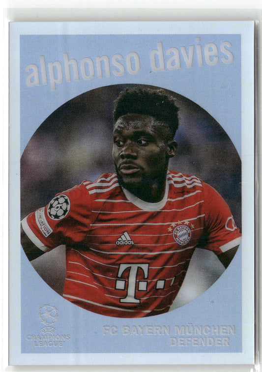 Fußball Alphonso Davies 2022-23 Topps UEFA Champions League 1959-60 Throwback #59-11 FC Bayern München Trading Card Original