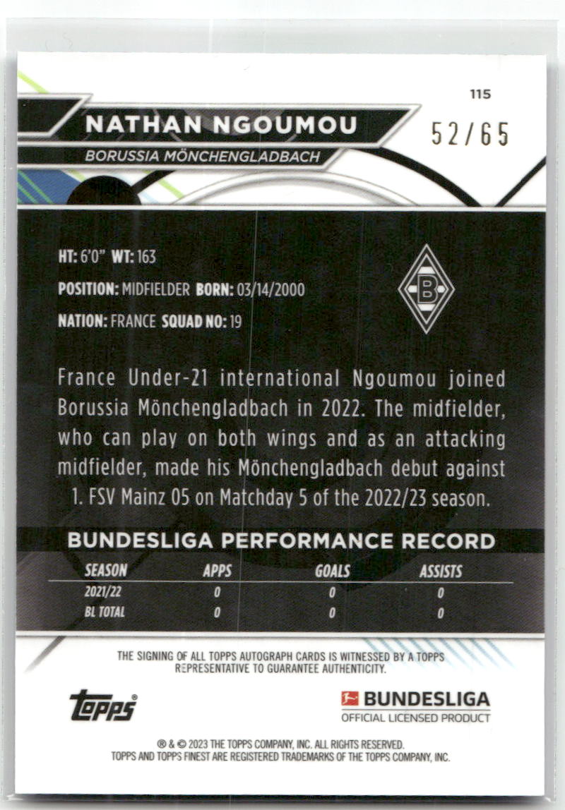 Fußball Nathan Ngoumou Rookie - 2022-23 Topps Finest Bundesliga - True Blue Auto /65 Rookie - Borussia Mönchengladbach #115 Trading Card Original
