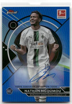 Fußball Nathan Ngoumou Rookie - 2022-23 Topps Finest Bundesliga - True Blue Auto /65 Rookie - Borussia Mönchengladbach #115 Trading Card Original