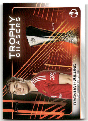 Fußball Rasmus Højlund - 2025 Topps UEFA Europa League Trophy Chasers - Manchester United #RF-18 Trading Card Original
