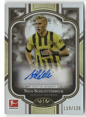Fußball Nico Schlotterbeck 2022-23 Topps Tier One Bundesliga #SCA-NSC Auto 119/120 Borussia Dortmund Trading Card Original