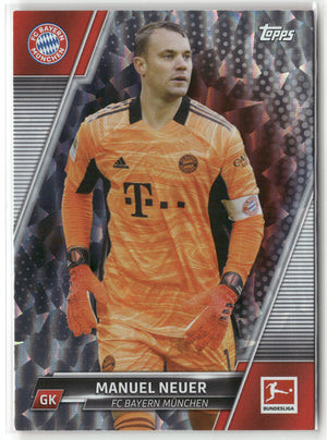 Fußball Manuel Neuer 2021-22 Topps Bundesliga #153 Speckle Foil FC Bayern München Trading Card Original